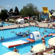 animation aquatique avec parcours aquatique gonflable